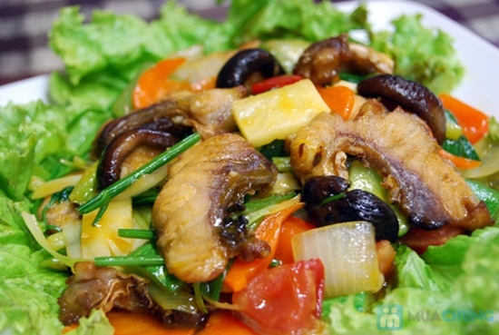 Cá trắm giòn xào nấm